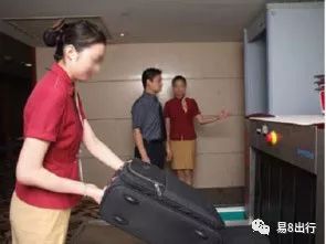 汽车在路上走的人描述已自动生成
