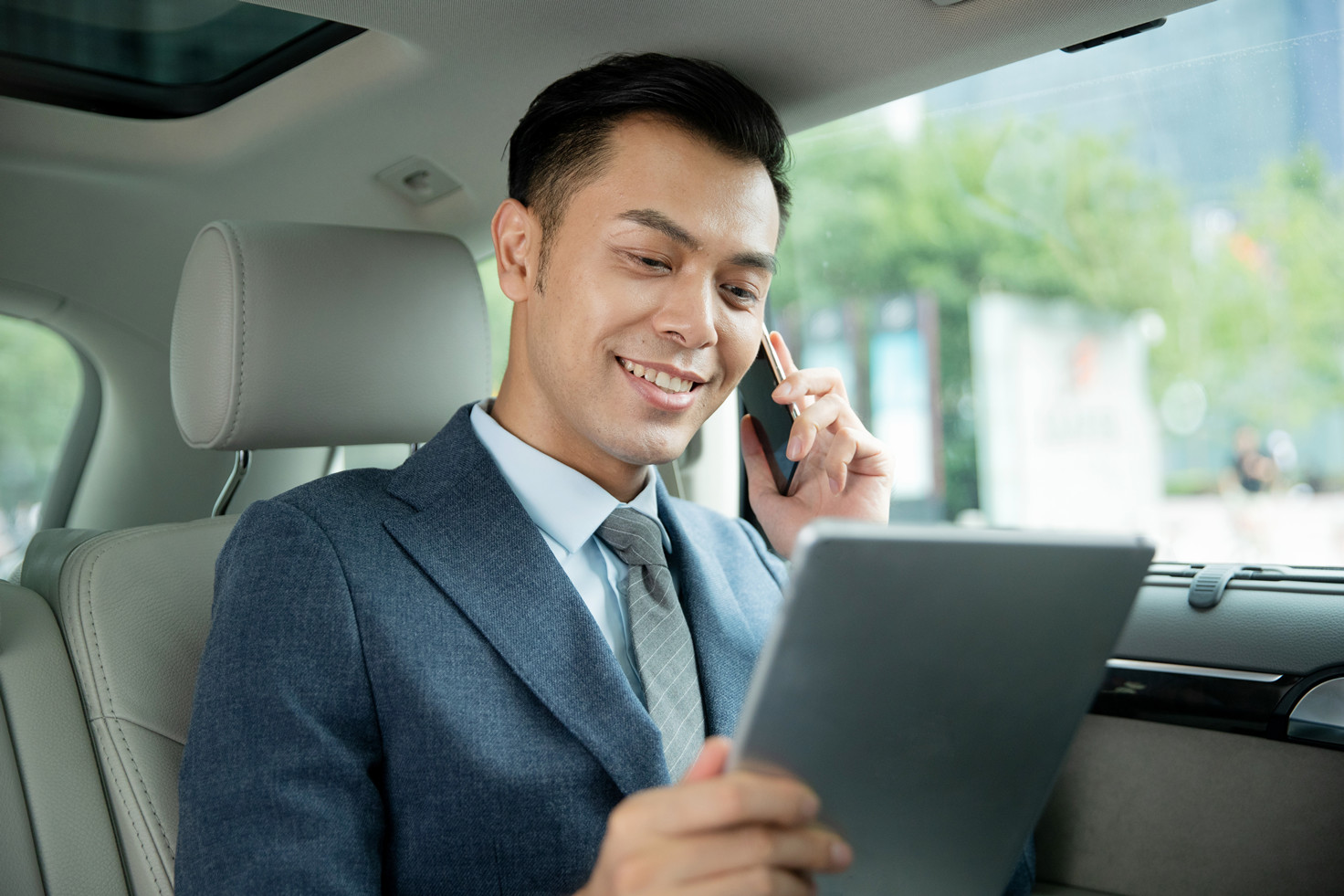 易八出行礼宾用车可提供带司机服务尊享高端商务出行